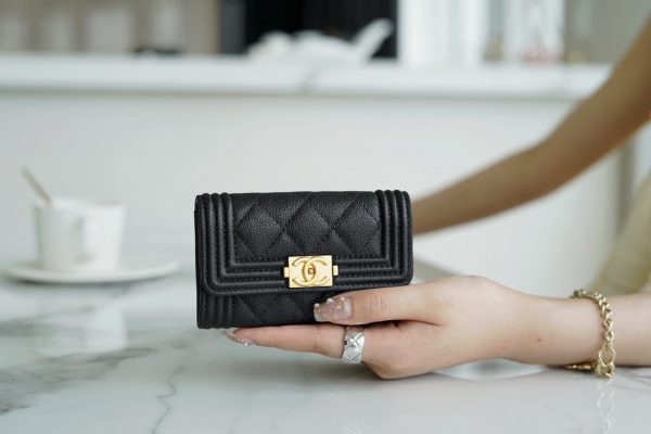 シャネル CHANEL スモールフラップウォレット ボーイシャネル ブラック A80734 キャビアスキン ゴールド金具