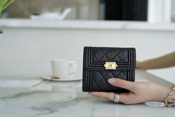 シャネル CHANEL ボーイシャネル BOYCHANEL スモールウォレット 三つ折り財布 ブラック A80734 B01940 94305 キャビアスキン ゴールド金具