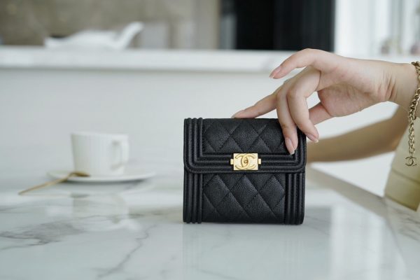 シャネル CHANEL ボーイシャネル BOYCHANEL スモールウォレット 三つ折り財布 ブラック A80734 B01940 94305 キャビアスキン ゴールド金具 - 画像 (2)