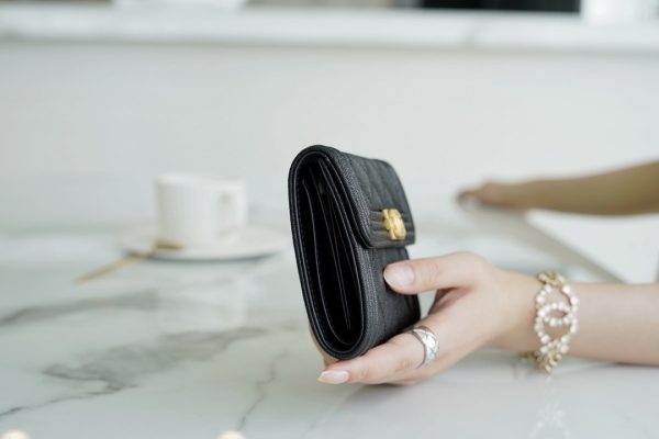 シャネル CHANEL ボーイシャネル BOYCHANEL スモールウォレット 三つ折り財布 ブラック A80734 B01940 94305 キャビアスキン ゴールド金具 - 画像 (3)