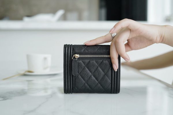 シャネル CHANEL ボーイシャネル BOYCHANEL スモールウォレット 三つ折り財布 ブラック A80734 B01940 94305 キャビアスキン ゴールド金具 - 画像 (4)