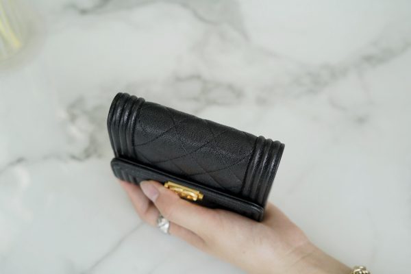 シャネル CHANEL ボーイシャネル BOYCHANEL スモールウォレット 三つ折り財布 ブラック A80734 B01940 94305 キャビアスキン ゴールド金具 - 画像 (5)