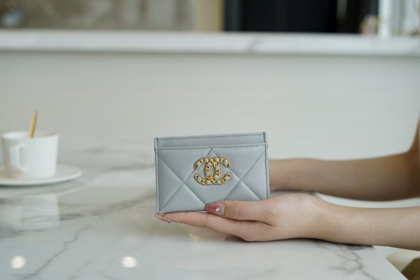 シャネル CHANEL カードケース シャネル19 ライン ブルー AP1167 ラムスキン ゴールド金具