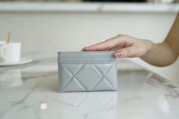 シャネル CHANEL カードケース シャネル19 ライン ブルー AP1167 ラムスキン ゴールド金具 - 画像 (5)