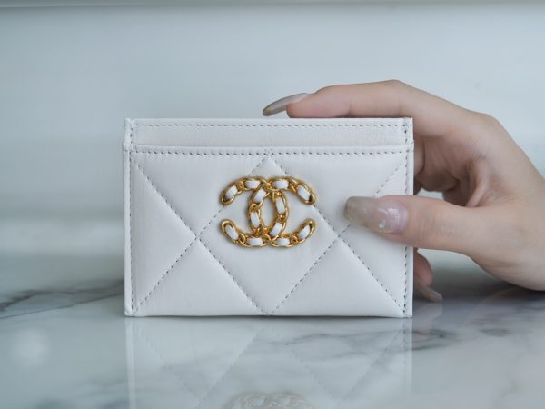 シャネル CHANEL カードケース シャネル19 ライン ホワイト AP1167 ラムスキン ゴールド金具