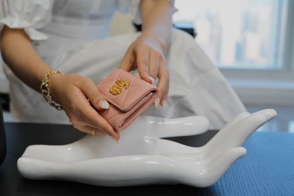 シャネル CHANEL カードケース 19フラップ ココマーク サーモンピンク AP1790 ラムスキン ゴールド金具 - 画像 (2)