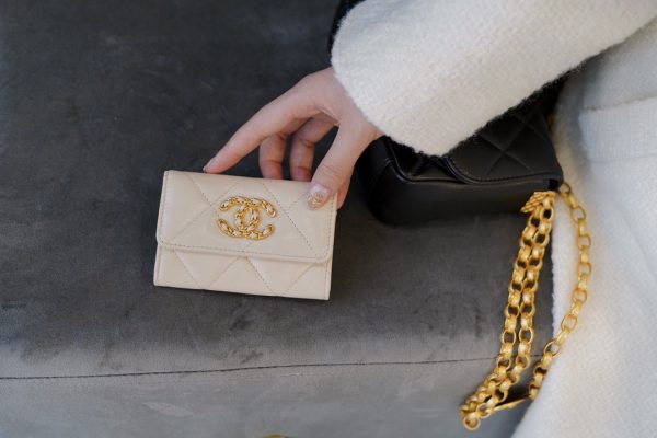 シャネル CHANEL カードケース 19フラップ ココマーク アイボリー AP1790 ラムスキン ゴールド金具