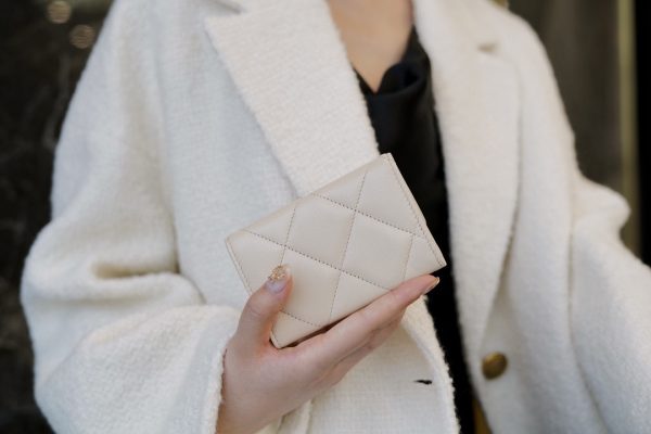 シャネル CHANEL カードケース 19フラップ ココマーク アイボリー AP1790 ラムスキン ゴールド金具 - 画像 (3)
