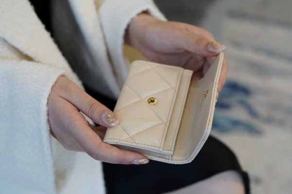シャネル CHANEL カードケース 19フラップ ココマーク アイボリー AP1790 ラムスキン ゴールド金具 - 画像 (7)