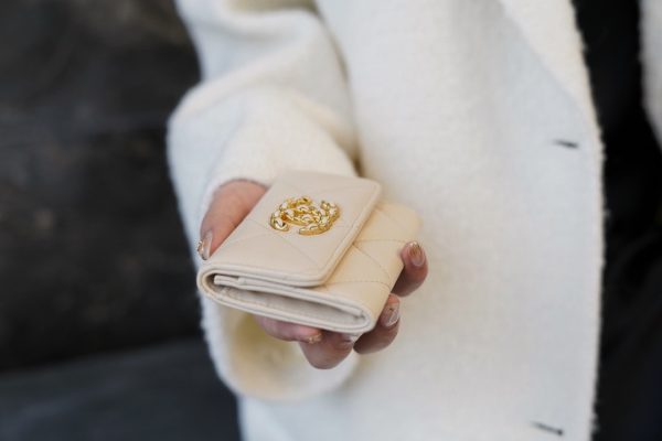 シャネル CHANEL カードケース 19フラップ ココマーク アイボリー AP1790 ラムスキン ゴールド金具 - 画像 (9)
