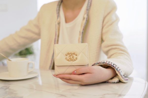 シャネル CHANEL 三つ折り財布 19フラップ ココマーク ベージュ AP1789 ラムスキン ゴールド金具