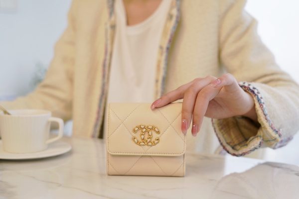 シャネル CHANEL 三つ折り財布 19フラップ ココマーク ベージュ AP1789 ラムスキン ゴールド金具 - 画像 (2)