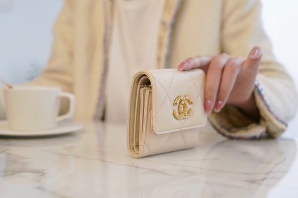 シャネル CHANEL 三つ折り財布 19フラップ ココマーク ベージュ AP1789 ラムスキン ゴールド金具 - 画像 (3)