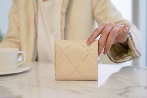 シャネル CHANEL 三つ折り財布 19フラップ ココマーク ベージュ AP1789 ラムスキン ゴールド金具 - 画像 (4)