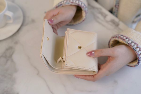シャネル CHANEL 三つ折り財布 19フラップ ココマーク ベージュ AP1789 ラムスキン ゴールド金具 - 画像 (6)
