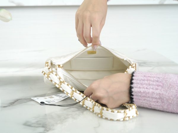 シャネル CHANEL バッグ 新作 2024 シャネル19 ホワイト AS2357 ラムスキン ゴールド金具 - 画像 (5)