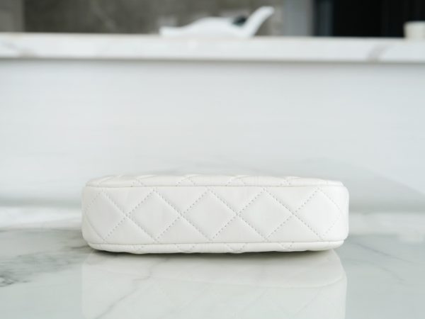 シャネル CHANEL バッグ 新作 2024 シャネル19 ホワイト AS2356 ラムスキン ゴールド金具 - 画像 (4)