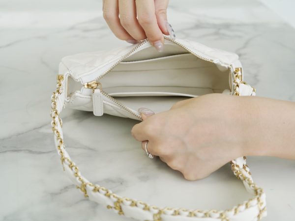 シャネル CHANEL バッグ 新作 2024 シャネル19 ホワイト AS2356 ラムスキン ゴールド金具 - 画像 (5)