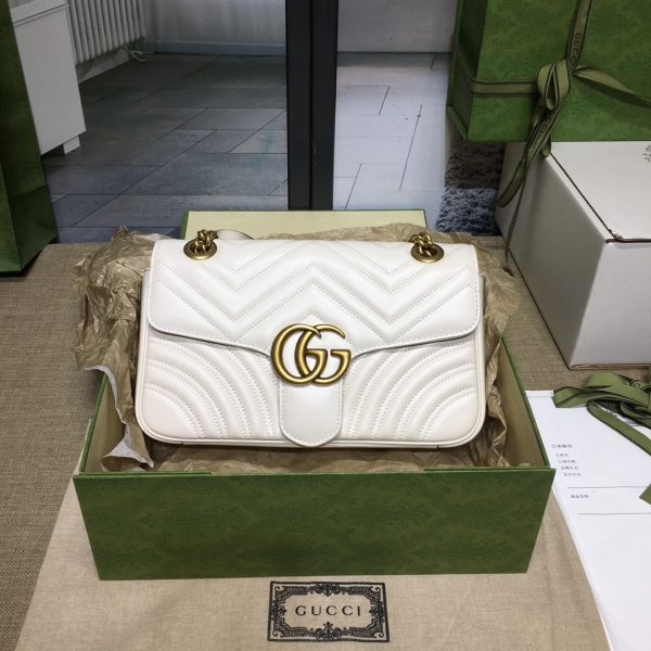 グッチ GGマーモント キルティング スモール ショルダーバッグ ホワイト ‎‎‎‎443497 DTDIT 9022 シェブロンレザー ゴールド金具
