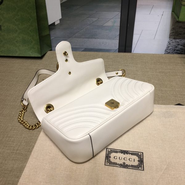 グッチ GGマーモント キルティング スモール ショルダーバッグ ホワイト ‎‎‎‎443497 DTDIT 9022 シェブロンレザー ゴールド金具 - 画像 (5)