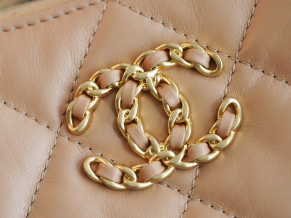 シャネル CHANEL バッグ 新作 2024 シャネル19 ベージュ AS2357 ラムスキン ゴールド金具 - 画像 (9)