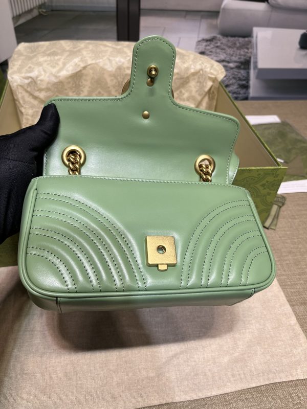 グッチ GGマーモント キルティング ミニバッグ グリーン 446744 AAC2U 3404 シェブロンレザー ゴールド金具 - 画像 (7)