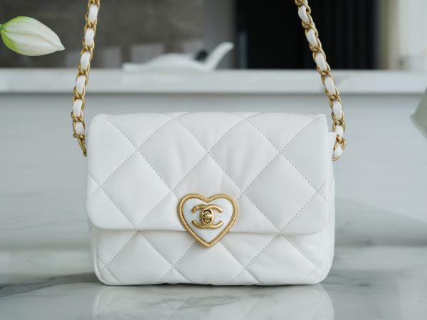 シャネル CHANEL バッグ 新作 2024 ホワイト AS2331 ラムスキン ゴールド金具