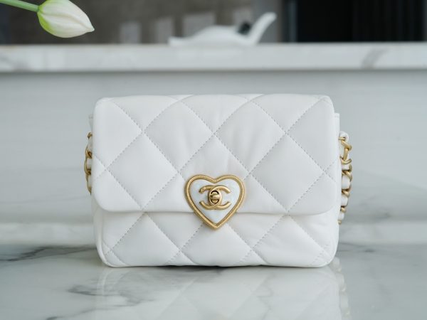 シャネル CHANEL バッグ 新作 2024 ホワイト AS2331 ラムスキン ゴールド金具 - 画像 (2)