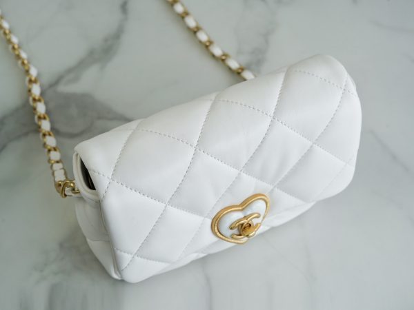 シャネル CHANEL バッグ 新作 2024 ホワイト AS2331 ラムスキン ゴールド金具 - 画像 (4)