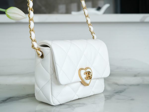 シャネル CHANEL バッグ 新作 2024 ホワイト AS2331 ラムスキン ゴールド金具 - 画像 (7)
