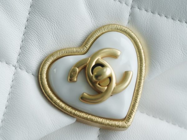 シャネル CHANEL バッグ 新作 2024 ホワイト AS2331 ラムスキン ゴールド金具 - 画像 (9)