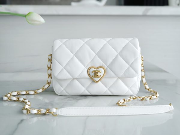シャネル CHANEL バッグ 新作 2024 ホワイト AS2332 ラムスキン ゴールド金具