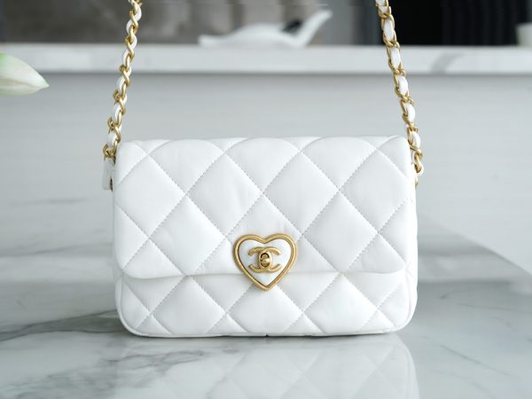 シャネル CHANEL バッグ 新作 2024 ホワイト AS2332 ラムスキン ゴールド金具 - 画像 (2)