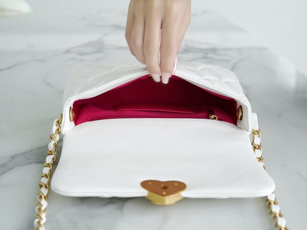 シャネル CHANEL バッグ 新作 2024 ホワイト AS2332 ラムスキン ゴールド金具 - 画像 (8)