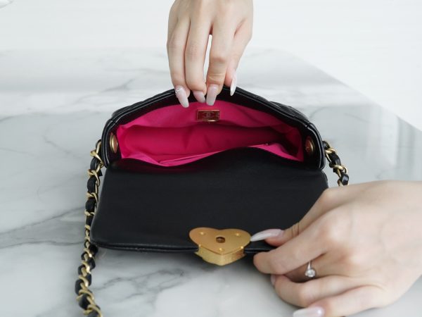 シャネル CHANEL バッグ 新作 2024 ブラック AS2331 ラムスキン ゴールド金具 - 画像 (8)