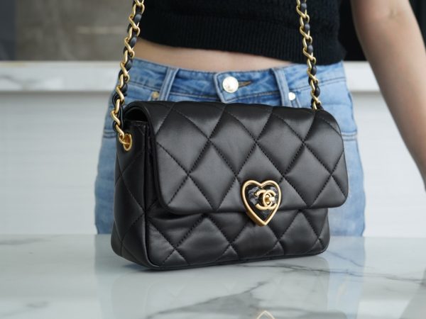 シャネル CHANEL バッグ 新作 2024 ブラック AS2332 ラムスキン ゴールド金具 - 画像 (2)