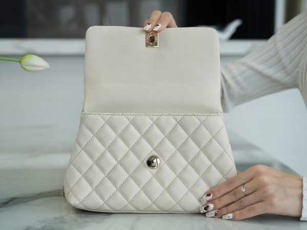 シャネル CHANEL バッグ 新作 2024 Coco Handle アイボリー AS5503 キャビアスキン ゴールド金具 - 画像 (6)
