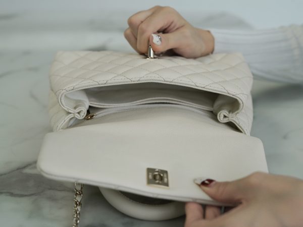シャネル CHANEL バッグ 新作 2024 Coco Handle アイボリー AS5503 キャビアスキン ゴールド金具 - 画像 (7)