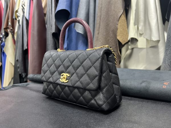 シャネル CHANEL バッグ 新作 2024 Coco Handle ブラック AS7707 キャビアスキン ゴールド金具 - 画像 (2)