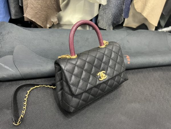 シャネル CHANEL バッグ 新作 2024 Coco Handle ブラック AS7707 キャビアスキン ゴールド金具 - 画像 (3)