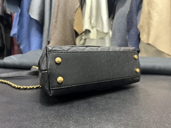 シャネル CHANEL バッグ 新作 2024 Coco Handle ブラック AS7707 キャビアスキン ゴールド金具 - 画像 (7)
