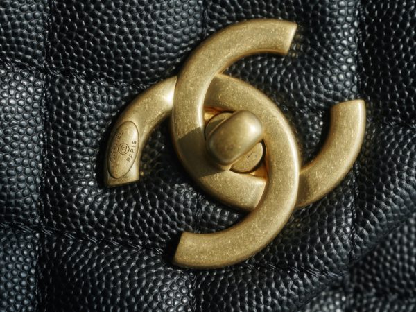シャネル CHANEL バッグ 新作 2024 Coco Handle ブラック AS7708 キャビアスキン ゴールド金具 - 画像 (9)