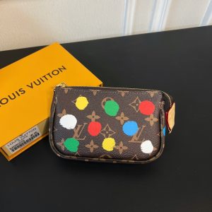 最高級ルイヴィトンスーパーコピー ルイヴィトンポシェットコピー ミニ･ポシェット･アクセソワール モノグラム レッド M82623 モノグラム･キャンバス ゴールド金具 lv202401061