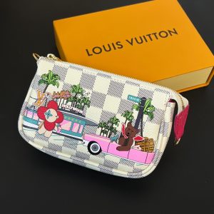 最高級ルイヴィトンスーパーコピー ルイヴィトンポシェットコピー ミニ･ポシェット･アクセソワール ダミエアズール フューシャ M82623 ダミエ･アズール キャンバス、レザー ゴールド金具