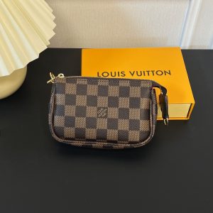 最高級ルイヴィトンスーパーコピー ルイヴィトンポシェットコピー ミニ･ポシェット･アクセソワール ダミエ レッド M82623 ダミエ･エベヌ キャンバス ゴールド金具 lv202401079