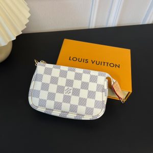 最高級ルイヴィトンスーパーコピー ルイヴィトンポシェットコピー ミニ･ポシェット･アクセソワール ダミエアズール M82623 ダミエ･アズール キャンバス ゴールド金具 lv202401080