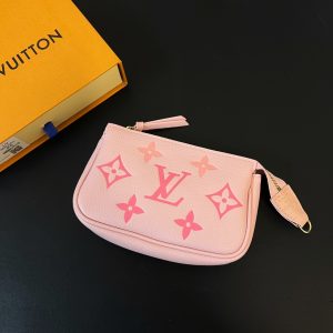 最高級ルイヴィトンスーパーコピー ルイヴィトンポシェットコピー ミニ･ポシェット･アクセソワール ブトンドローズ（ピンク系） M82623 モノグラム･アンプラント ゴールド金具 lv202401085