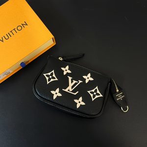 最高級ルイヴィトンスーパーコピー ルイヴィトンポシェットコピー ミニ･ポシェット･アクセソワール ブラック ベージュ M82623 モノグラム・アンプラント ゴールド金具 lv202401086