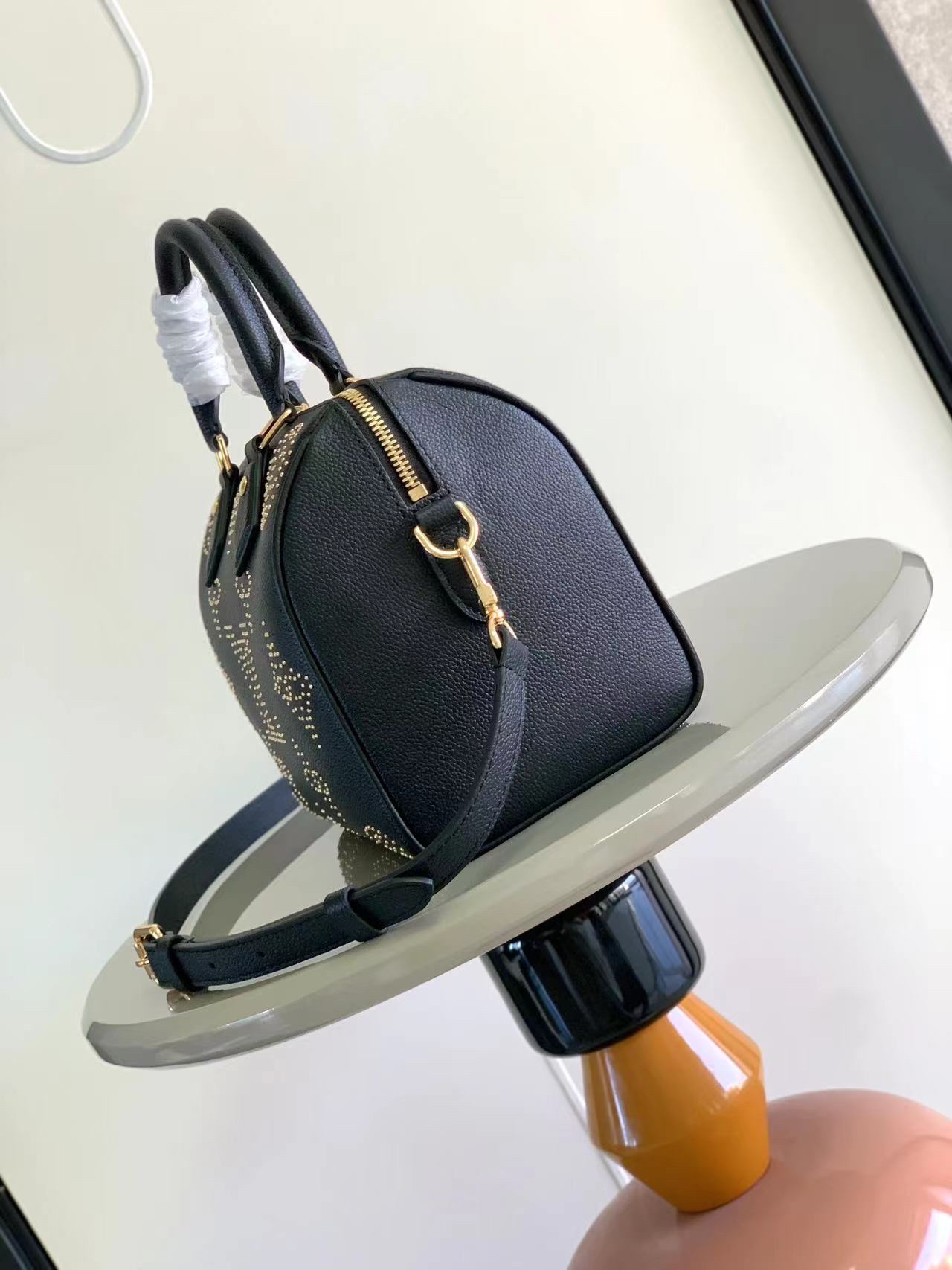 最高級ルイヴィトンスーパーコピー ルイヴィトンバッグコピー スピーディ・バンドリエール 25 ブラック M58951 エンボス加工したモノグラム・アンプラント レザー ゴールド金具 - 画像 (9)