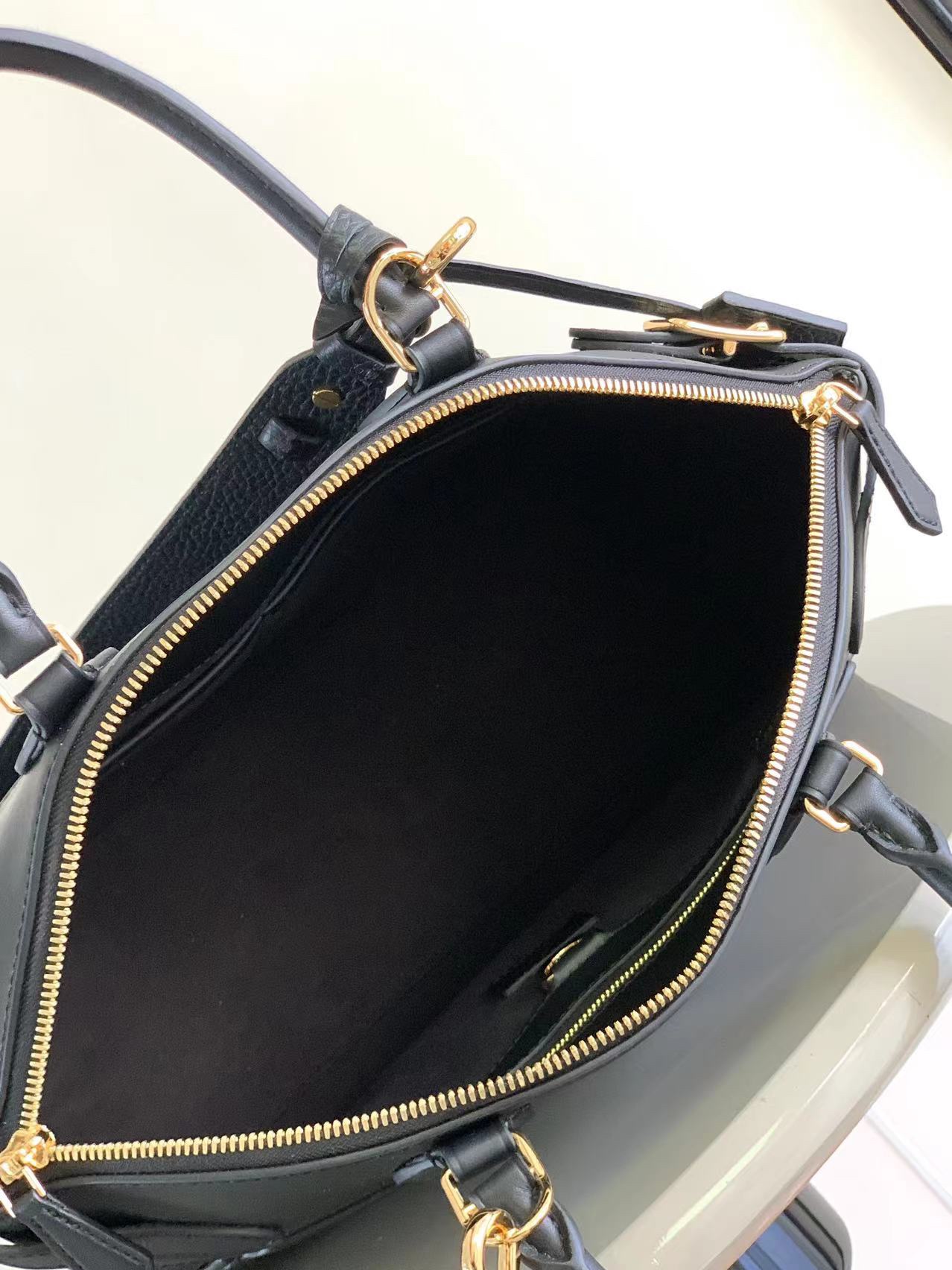 最高級ルイヴィトンスーパーコピー ルイヴィトンバッグコピー ロックイット ブラック M22914 トリヨンレザー ゴールド金具 - 画像 (3)